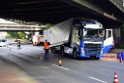 LKW blieb unter Bruecke haengen Koeln Ehrenfeld Innere Kanalstr Hornstr P279